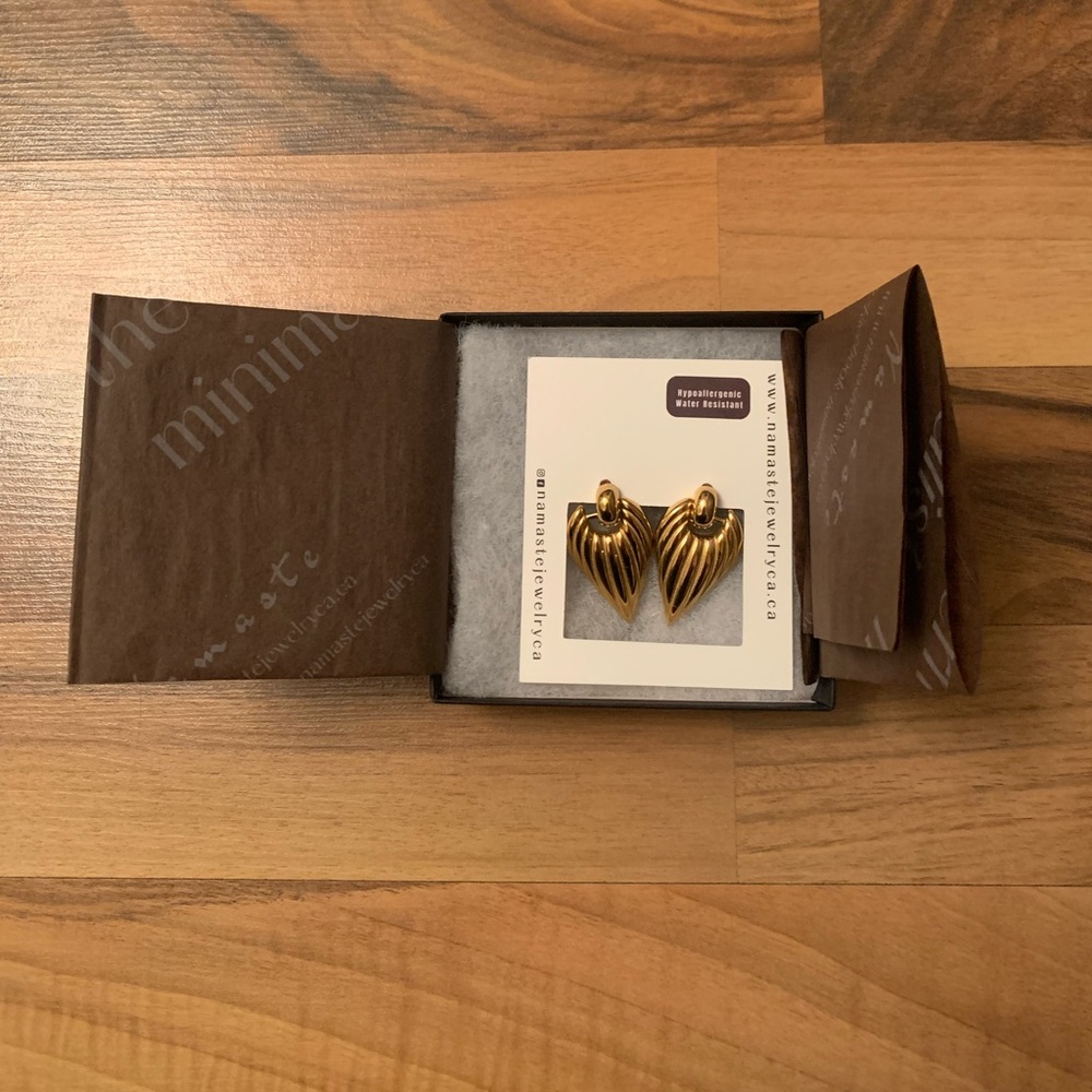 Heart Ribbed Earrings - Picture 4 of 6